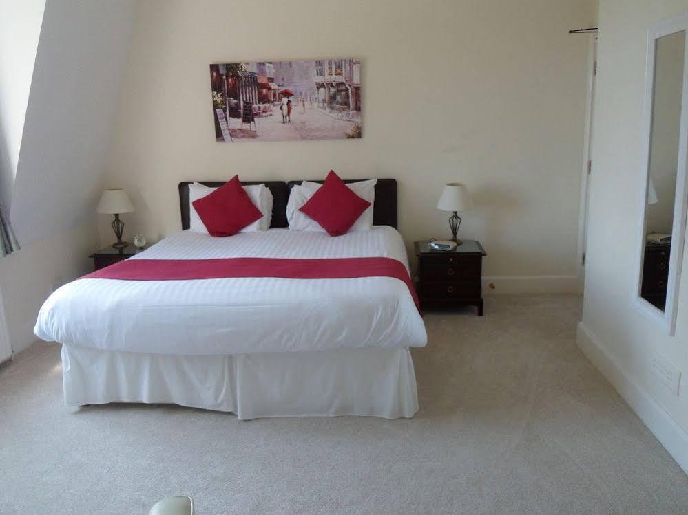 Trumbles Gatwick B&B Charlwood ภายนอก รูปภาพ