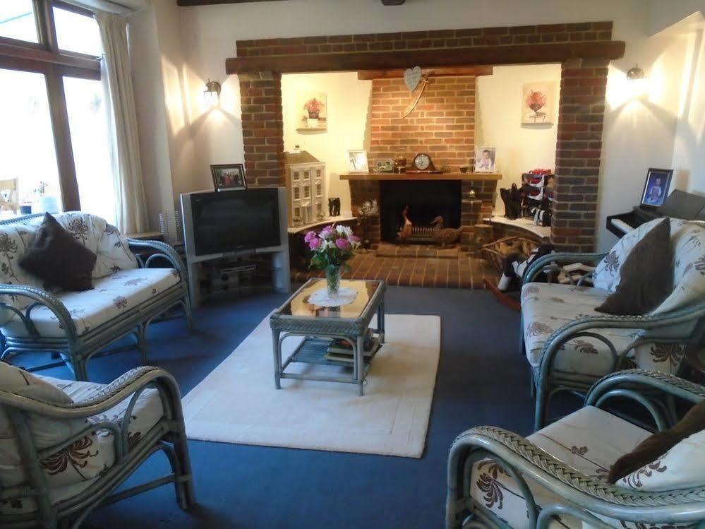 Trumbles Gatwick B&B Charlwood ภายนอก รูปภาพ