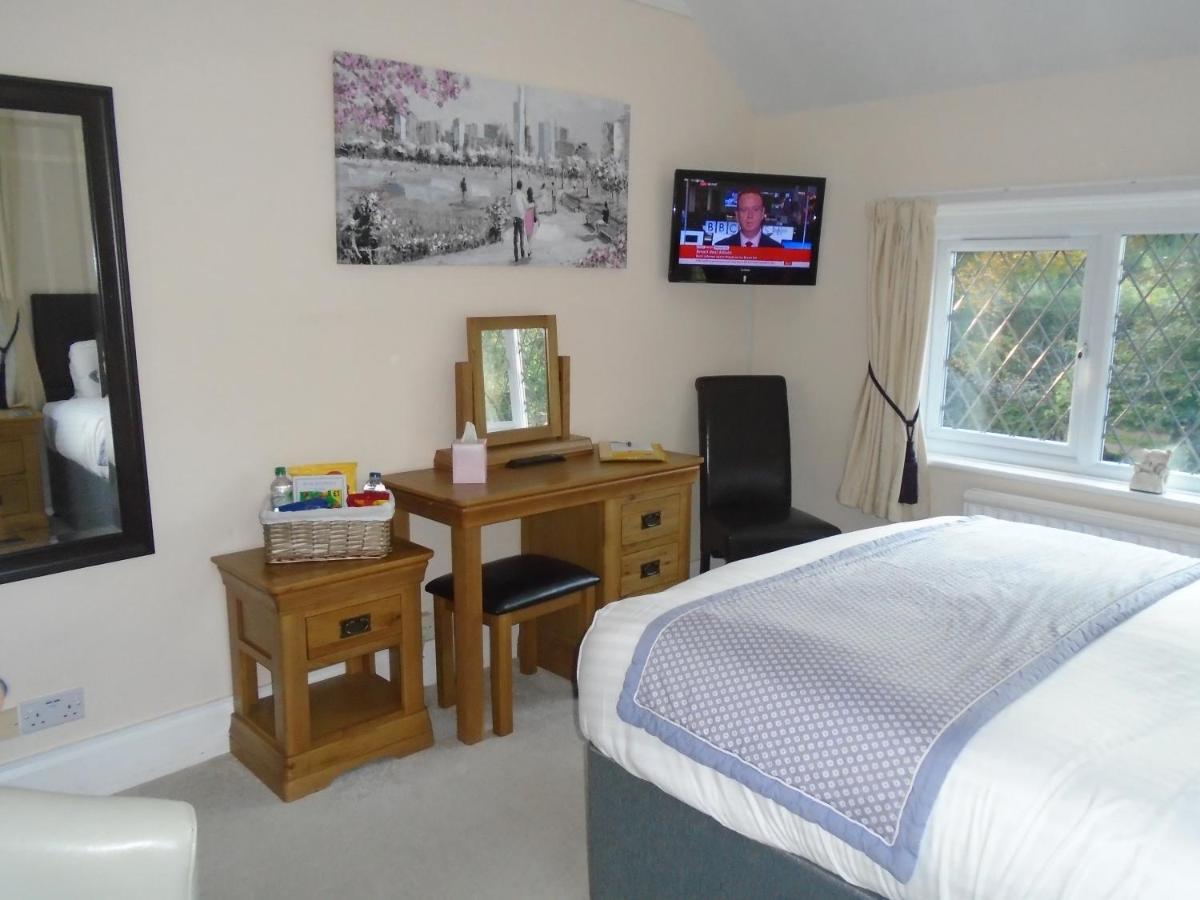 Trumbles Gatwick B&B Charlwood ภายนอก รูปภาพ