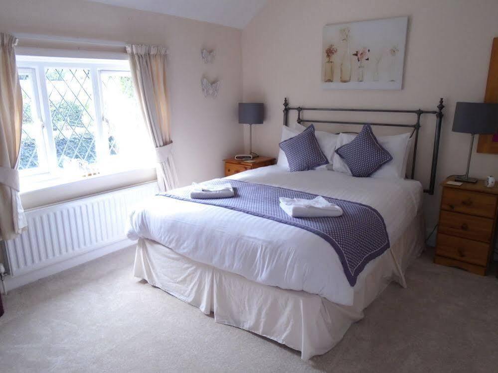 Trumbles Gatwick B&B Charlwood ภายนอก รูปภาพ